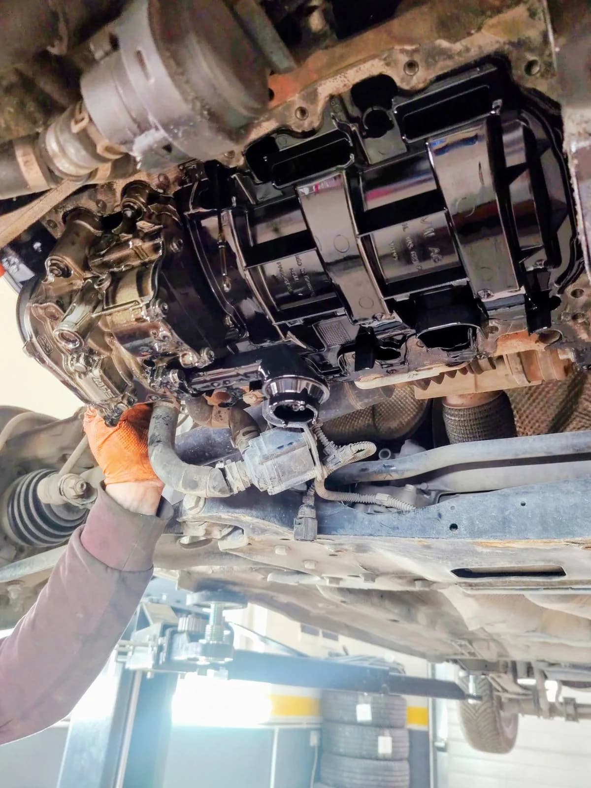 Ilustracija vibracija volana pri kočenju zbog deformisanih diskova