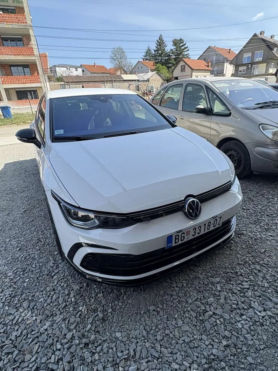 Detaljan pregled spoljašnjosti automobila