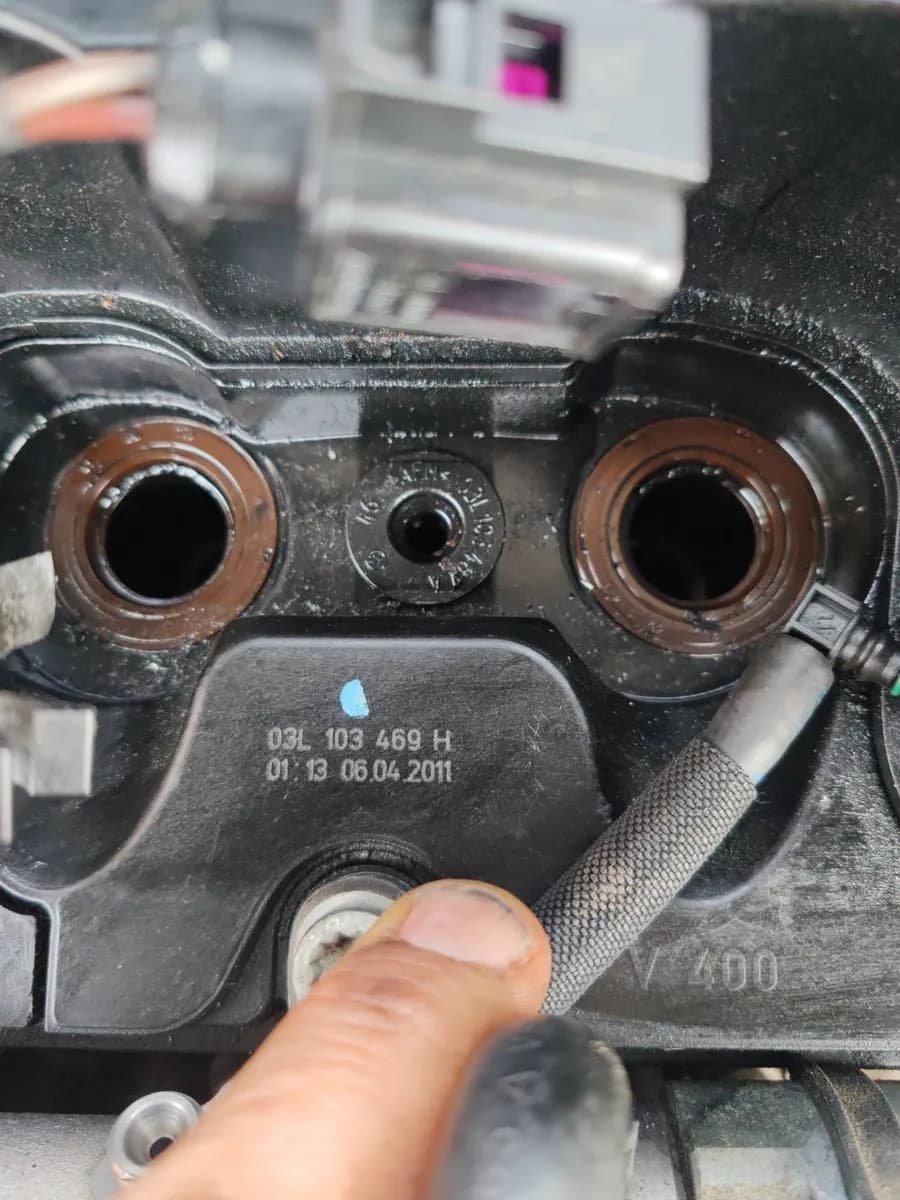 Dve boce motornog ulja — mineralno i sintetičko